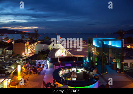 Vista al tramonto del ristorante e Patong, Phuket, Tailandia Foto Stock