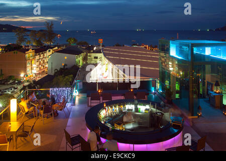 Vista al tramonto del ristorante e Patong, Phuket, Tailandia Foto Stock