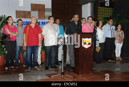 L'Avana, Cuba. 24 ott 2014. Luciano Marin Arango (C), a.k.a. "Ivan Marquez", il capo della delegazione e comandante delle Forze armate rivoluzionarie colombiane, la FARC, per il suo acronimo in spagnolo), partecipa a una conferenza stampa prima dell'inizio di un nuovo ciclo di dialoghi di pace con il governo colombiano a Palazzo delle Convenzioni, a l'Avana, Cuba, su 24 Ottobre, 2014. © Vladimir Molina/Prensa Latina/Xinhua/Alamy Live News Foto Stock