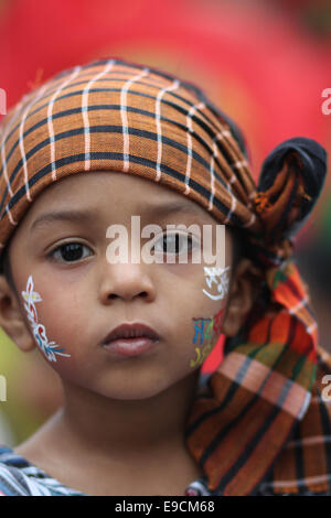 Dacca in Bangladesh. 13 apr 2011. Bambini indossare abiti colorati in occasioni di bengoli anno nuovo.Pohela baisakh il primo giorno di calendario bengoli. Il suo un glorioso giorno di festa per il popolo del Bangladesh. Essi celebrano ogni anno offrendo il grand reception organizzare vari eventi colorati da loro eterna folk e patrimonio culturale © Zakir Hossain Chowdhury/ZUMA filo/Alamy Live News Foto Stock