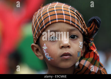 Dacca in Bangladesh. 13 apr 2011. Bambini indossare abiti colorati in occasioni di bengoli anno nuovo.Pohela baisakh il primo giorno di calendario bengoli. Il suo un glorioso giorno di festa per il popolo del Bangladesh. Essi celebrano ogni anno offrendo il grand reception organizzare vari eventi colorati da loro eterna folk e patrimonio culturale © Zakir Hossain Chowdhury/ZUMA filo/Alamy Live News Foto Stock