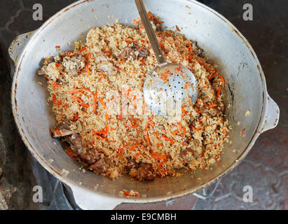 La cottura pilaf piatto in un ristorante esterno in Crimea Foto Stock