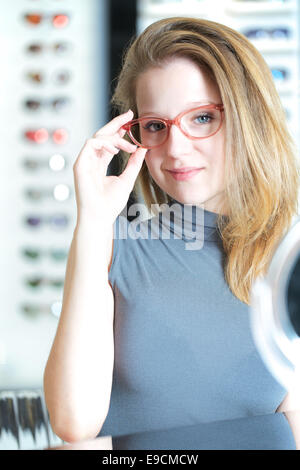 Giovane bellissimo modello in un negozio occhiali Foto Stock