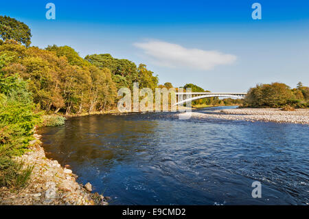 Un96 ponte stradale sul fiume FINDHORN vicino a Forres Scozia inizio autunno Foto Stock