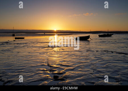 Swale estuario vicino a Faversham Kent REGNO UNITO. Il 25 ottobre 2014. Regno Unito Meteo: un chiaro, peperoncino sunrise e bassa marea a Swale estuario, Kent araldi una luminosa giornata soleggiata all'ultimo giorno del periodo estivo britannico (BST). Gli orologi andare indietro di un'ora di domenica a UTC/GMT Foto Stock