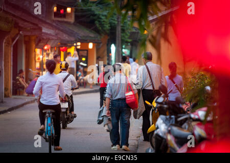 Hoi An, Vietnam - Aprile 4, 2012: la gente sulla strada di sera. Hoi An è Sito del Patrimonio Mondiale, noto per la sua storia. Foto Stock