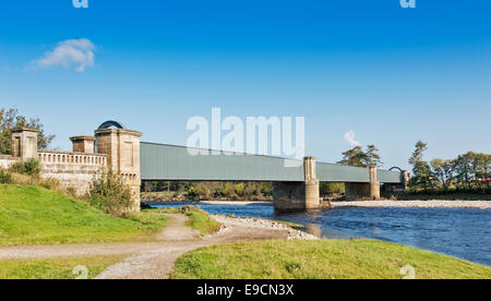 Ponte ferroviario a Forres oltre il fiume FINDHORN ora che scorre lungo un nuovo letto del fiume dopo la prevenzione delle inondazioni alterazioni schema Foto Stock