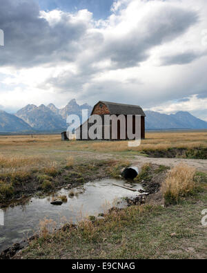Uno dei Moulton Granai su mormone riga con i Teton Mountains dietro, nel Parco Nazionale di Grand Teton, Wyoming USA Foto Stock