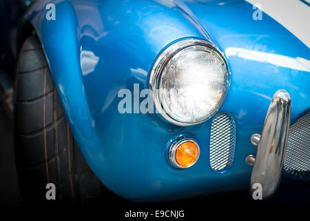 Vicino il dettaglio del faro di blu Classic car Foto Stock