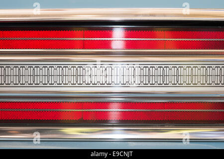Luce di posizione posteriore auto. Blu Bianco Rosso nero-marrone pattern simmetrici con linee brune. Il bagliore percettibile. Foto Stock