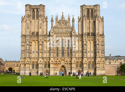 Il fronte ovest aspetto / facciata con entrata principale porta, della Cattedrale di Wells. Somerset. Regno Unito. Raffigurato su una soleggiata giornata estiva con cielo azzurro e sole. Foto Stock