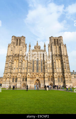 Il fronte ovest aspetto / facciata con entrata principale porta, della Cattedrale di Wells. Somerset. Regno Unito. Raffigurato su una soleggiata giornata estiva con cielo azzurro e sole. Foto Stock