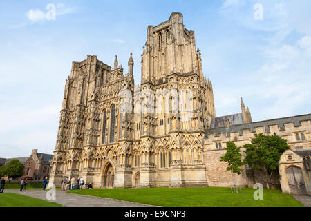 Il fronte ovest aspetto / facciata con entrata principale porta, della Cattedrale di Wells. Somerset. Regno Unito. Raffigurato su una soleggiata giornata estiva con cielo azzurro e sole. Foto Stock