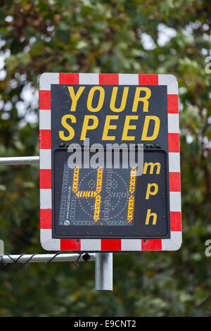 Indicatore di velocità periferica (SID) nel Kent su 30 mph miglia orarie del tratto di strada: visualizza la velocità di avvicinamento delle auto / veicolo. Foto Stock