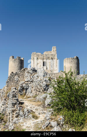 La fantastica 'Rocca Calascio castello' uno dei castelli più alto in Italia Situato nel Parco Nazionale del Gran Sasso. Foto Stock