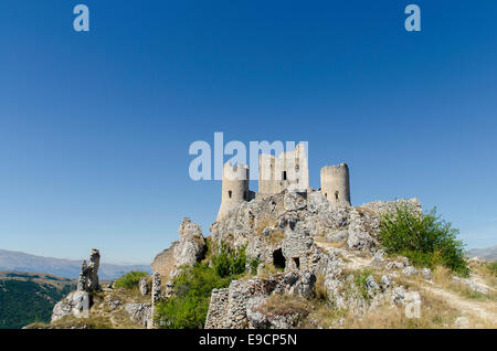 La fantastica 'Rocca Calascio castello' uno dei castelli più alto in Italia Situato nel Parco Nazionale del Gran Sasso. Foto Stock