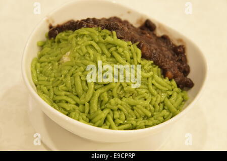 Cendol, un tradizionale malese dessert con latte di cocco, rasata ghiaccio e fagioli rossi Foto Stock