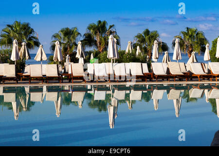 Piscina presso il Coral Beach Hotel e Spar Cipro. Foto Stock