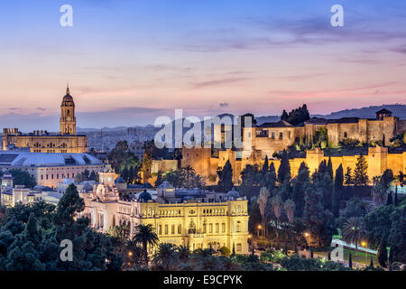 Malaga, Spagna cityscape presso la cattedrale, il Municipio e la Alcazaba cittadella di Malaga. Foto Stock