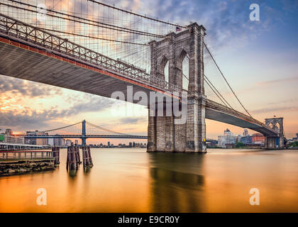 Ponte di Brooklyn a New York City, Stati Uniti d'America all'alba. Foto Stock