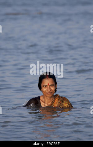 Khulna, Bangladesh. 9 Nov, 2011. Una delle donne indù tenendo bagno nella baia del Bengala durante eruzioni cutanee mela a Dublar char nella parte orientale di Devision Shundorban.Rash Mela è una antica di 200 anni il festival annuale in onore del dio indù Krishna. Ogni anno la sua tenutasi il ''Rash Purnima'' (Rash Luna Piena) che è stato il primo di Novembre. Questa data varia ogni anno a seconda del ciclo lunare determinata dagli astrologi indù. Dublar isola dei famosi e famigerati come bene. Il ciclone quelli hits baia del Bengala finisce per lo più di colpire questa zona. La sua nel bordo meridionale del grande Sundarbans abitata da fi stagionali Foto Stock