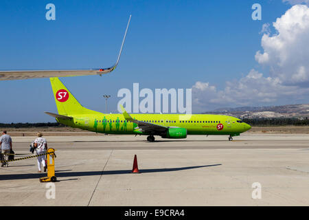 VP-BND S7 - Siberia Airlines Boeing 737-83N(WL) a Paphos Cipro Foto Stock