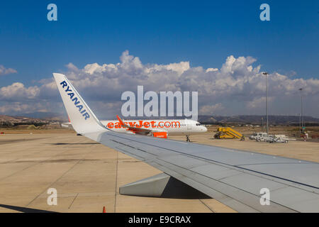 A bordo di un Ryanair Boeing 737-800 decollare da Paphos Cipro. Foto Stock