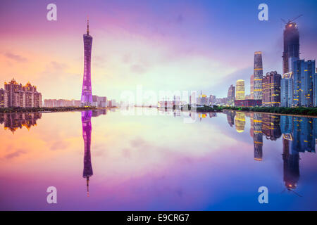 Guangzhou - Cina skyline della città sul fiume Pearl. Foto Stock