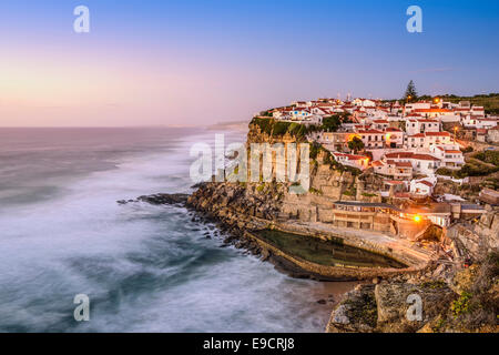 Azenhas do Mar, Sintra Portogallo townscape sulla costa. Foto Stock