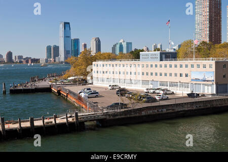 United States Coast Guard Building a New York e la città di Jersey Foto Stock