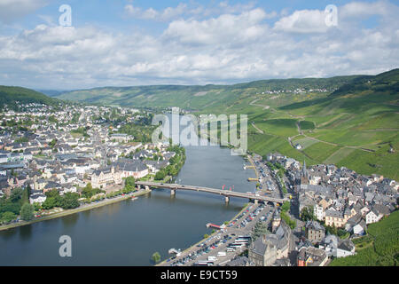 Vista panoramica Fiume Moselle e Bernkastel-Kues Valle della Mosella in Germania Foto Stock