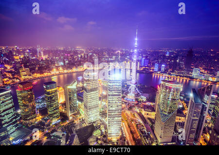 Shanghai, Cina vista dello skyline della citta' oltre il Distretto Finanziario di Pudong. Foto Stock