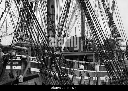 I membri di un equipaggio sulla replica Svedese Götheborg Eastindiaman. Foto Stock