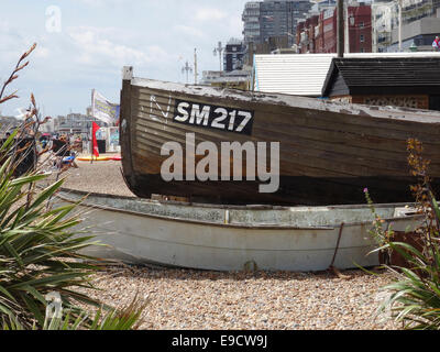 Barche di pescatori sulla spiaggia di Brighton. Foto Stock