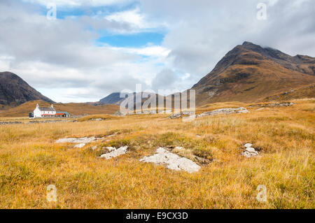 Camasunary, una posizione remota vicino Elgol sull'Isola di Skye. I colori autunnali nel paesaggio di brughiera. Foto Stock