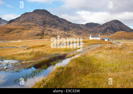 Camasunary, una posizione remota vicino Elgol sull'Isola di Skye. I colori autunnali nel paesaggio di brughiera. Foto Stock