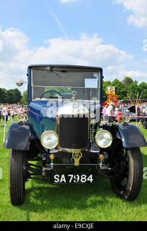 NOTTINGHAM, Regno Unito. 1 Giugno 2014: vista dell'auto d'epoca in vendita in Nottingham, Inghilterra. Foto Stock