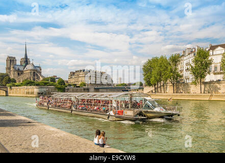 Escursione in barca sul fiume Senna, in background ile de la Cite con la cattedrale di Notre Dame di Parigi Ile de france, Francia Foto Stock