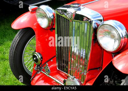 NOTTINGHAM, Regno Unito. 1 Giugno 2014: vista dell'auto d'epoca in vendita in Nottingham, Inghilterra. Foto Stock