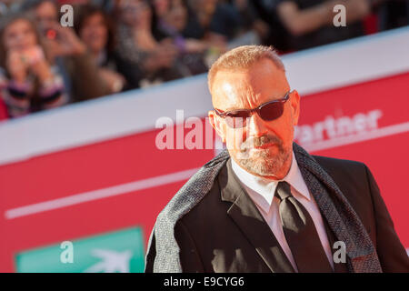 Roma, Italia. 24 ott 2014. Kevin Costner sul tappeto rosso per la presentazione del film 'Bianco e Nero' durante 9 Roma Film Festival 2014. Credito: Luca Prizia/Pacific Press/Alamy Live News Foto Stock