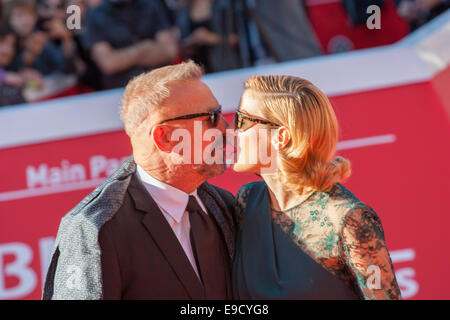 Roma, Italia. 24 ott 2014. Kevin Costner con Giglio Costner sul Red Carpet per la presentazione del film 'Bianco e Nero' durante 9 Roma Film Festival 2014. Credito: Luca Prizia/Pacific Press/Alamy Live News Foto Stock