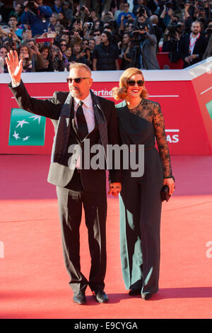 Roma, Italia. 24 ott 2014. Kevin Costner con Giglio Costner sul Red Carpet per la presentazione del film 'Bianco e Nero' durante 9 Roma Film Festival 2014. Credito: Luca Prizia/Pacific Press/Alamy Live News Foto Stock