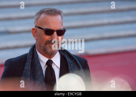 Roma, Italia. 24 ott 2014. Kevin Costner sul tappeto rosso per la presentazione del film 'Bianco e Nero' durante 9 Roma Film Festival 2014. Credito: Luca Prizia/Pacific Press/Alamy Live News Foto Stock