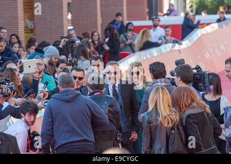 Roma, Italia. 24 ott 2014. Kevin Costner con Giglio Costner sul Red Carpet per la presentazione del film 'Bianco e Nero' durante 9 Roma Film Festival 2014. Credito: Luca Prizia/Pacific Press/Alamy Live News Foto Stock