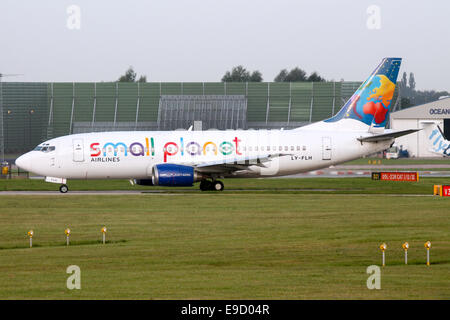 Piccolo pianeta Boeing 737-300 taxi alla pista di atterraggio 23L all'aeroporto di Manchester. Foto Stock