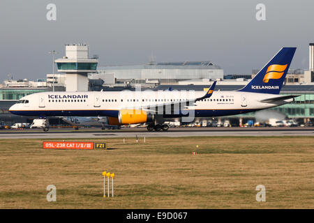 Icelandair Boeing 757-200 accelera verso il basso della pista 23R all'aeroporto di Manchester. Foto Stock