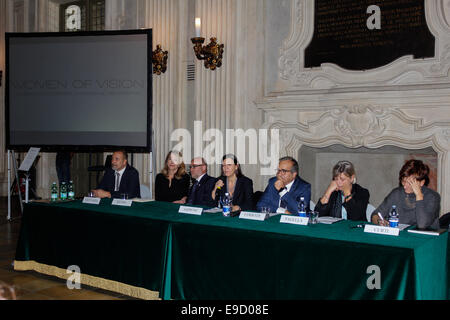 Roma, Italia. 24 ott 2014. . 24 ott 2014. L'anteprima stampa della mostra "Donne di visione - i grandi fotografi di National Geographic,' a Palazzo Madama. Ci sono 99 fotografie in mostra da 11 donne fotografi che verranno eseguiti dal 25 ottobre 2014 fino al 11 gennaio 2015. © Elena Aquila/Pacific Press/Alamy Live News Credito: PACIFIC PRESS/Alamy Live News Foto Stock