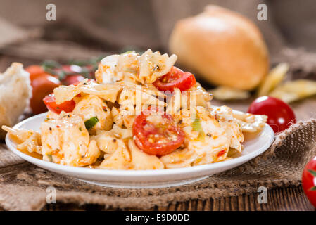 Pasta fatta in casa con insalata di farfalle, il formaggio Feta e Pomodorini Foto Stock