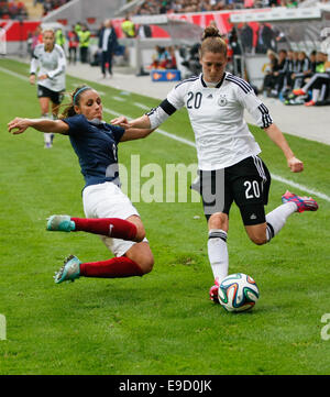 Offenbach, Germania. 25 ott 2014. In Francia la Jessica Houara (L) e della Germania Faisst Verena (R) in azione durante le donne di calcio del confronto internazionale tra la Germania e la Francia a Offenbach, Germania, 25 ottobre 2014. Foto: FRANK RUMPENHORST/dpa/Alamy Live News Foto Stock