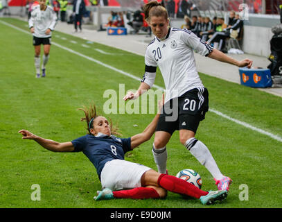 Offenbach, Germania. 25 ott 2014. In Francia la Jessica Houara (L) e della Germania Faisst Verena (R) in azione durante le donne di calcio del confronto internazionale tra la Germania e la Francia a Offenbach, Germania, 25 ottobre 2014. Foto: FRANK RUMPENHORST/dpa/Alamy Live News Foto Stock